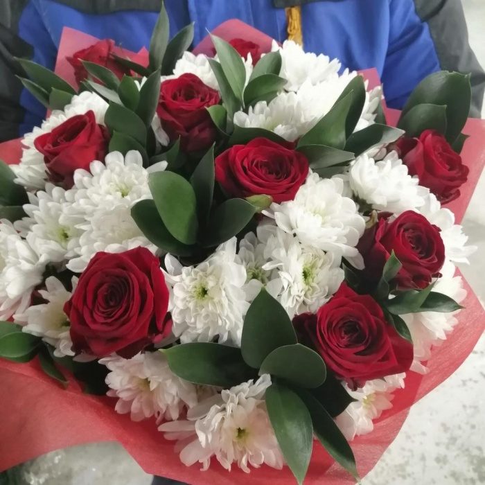 Букет «Бордовые розы и белые хризантемы», фото 5